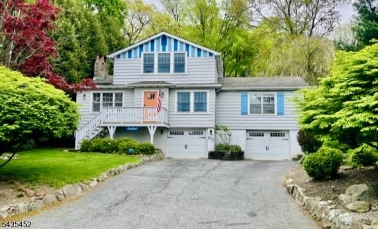 Property listing MLS 4040083 photo 2