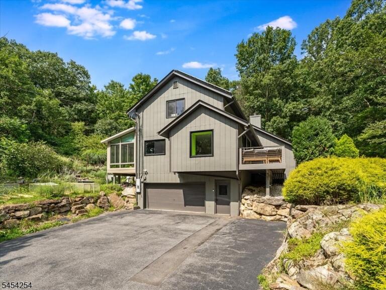 Property listing MLS 4047238 photo 1
