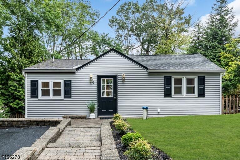 Property listing MLS 4048080 photo 1