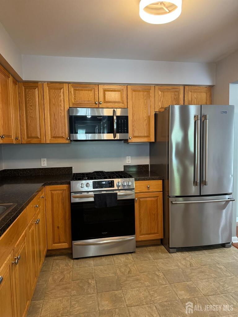Photo 6 of 1325 Fernwood Court, New Brunswick NJ 08901, New Brunswick, NJ