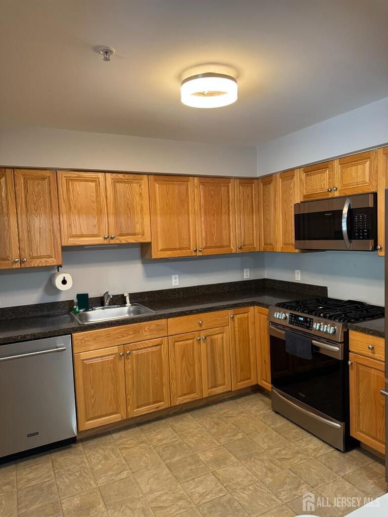 Photo 4 of 1325 Fernwood Court, New Brunswick NJ 08901, New Brunswick, NJ