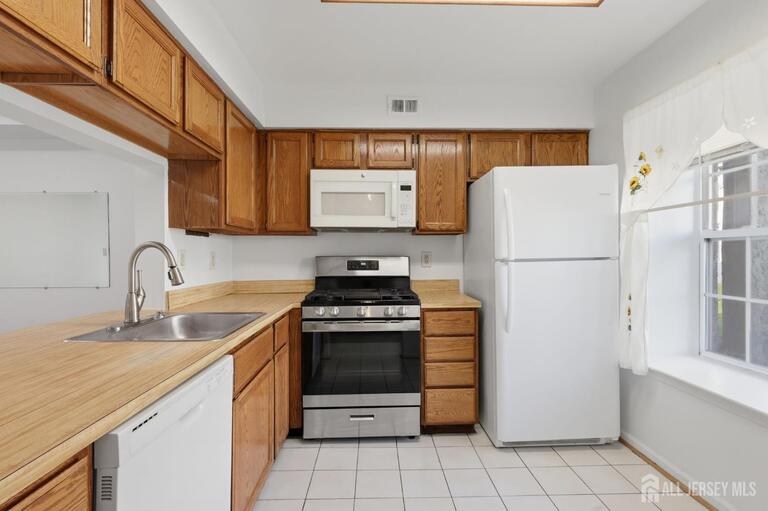 Photo 5 of 2704 Commons At Kingswood Drive, East Brunswick NJ 08816, East Brunswick, NJ