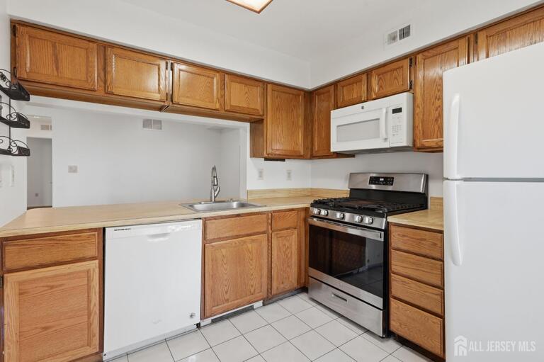 Photo 6 of 2704 Commons At Kingswood Drive, East Brunswick NJ 08816, East Brunswick, NJ