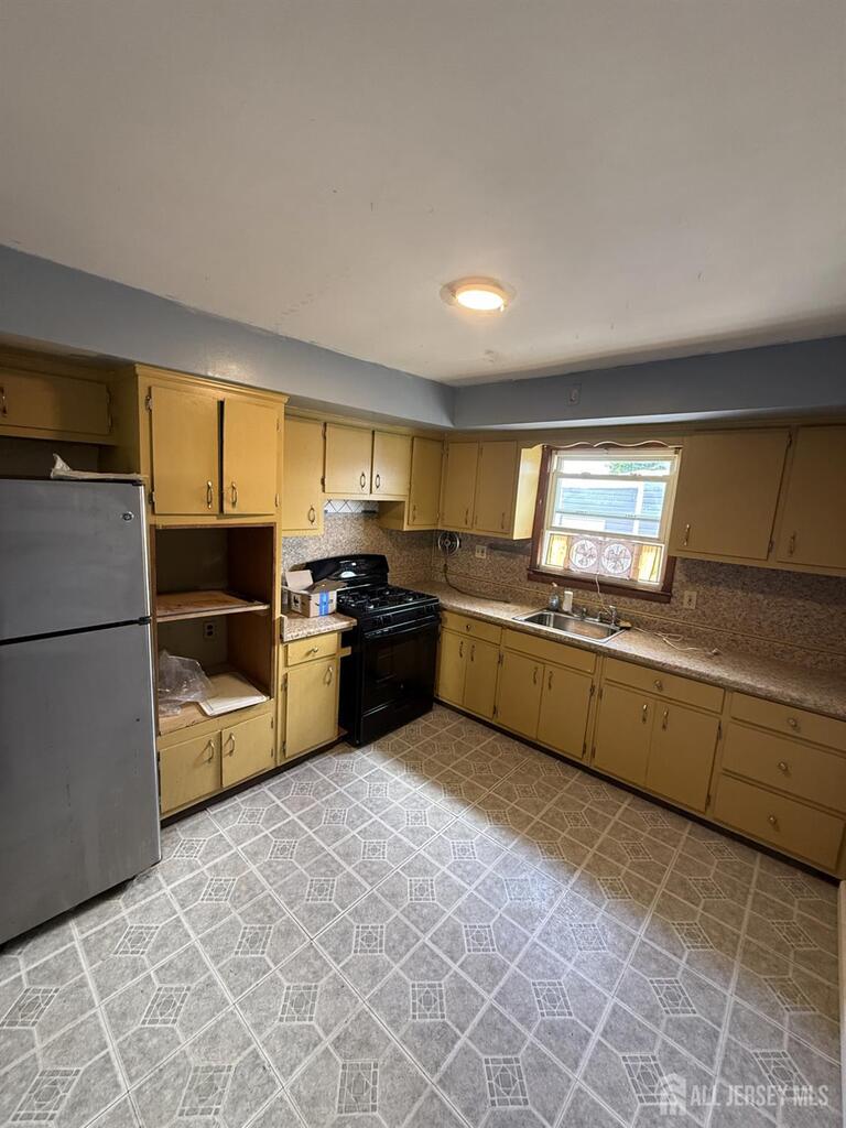 Photo 6 of 68 christopher st Street # 2, Carteret NJ 07008, Carteret, NJ