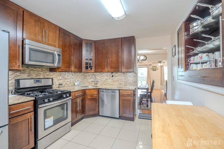 Photo 5 of 6005 N Oaks Boulevard, North Brunswick NJ 08902, North Brunswick, NJ