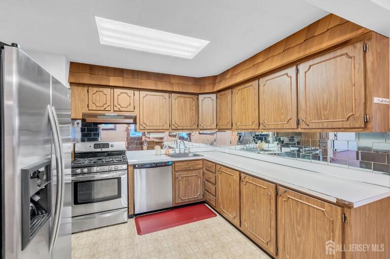 Photo 5 of 140 Camelot Drive, Port Reading NJ 07064, Port Reading, NJ