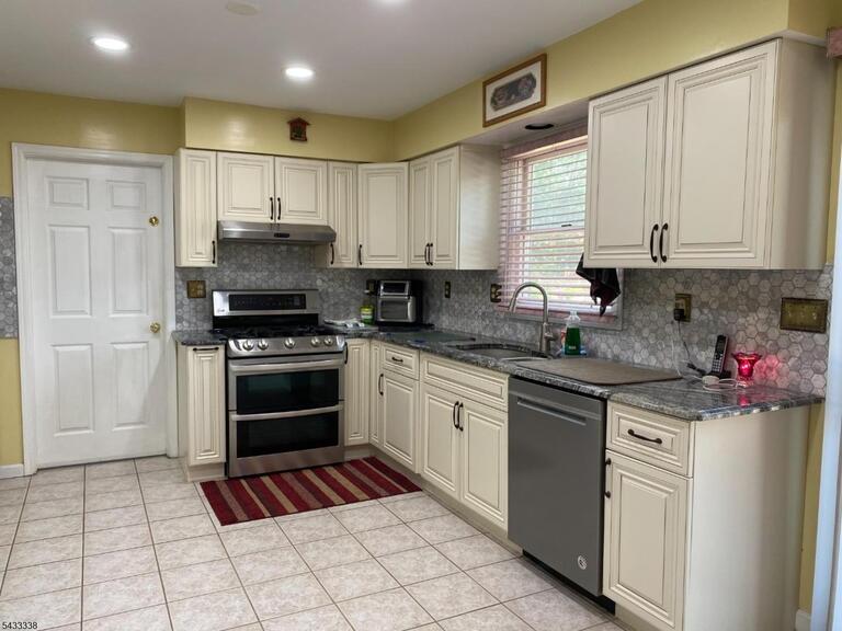 Property listing MLS 4028777 photo 3