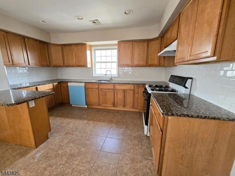 Property listing MLS 4038072 photo 2