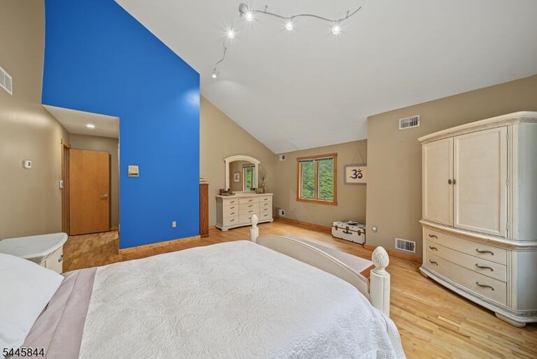 Property listing MLS 4039938 photo 32