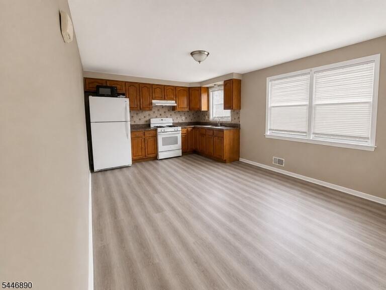 Property listing MLS 4040787 photo 2