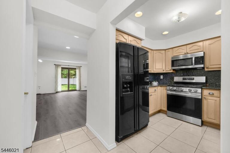 Property listing MLS 4040893 photo 4