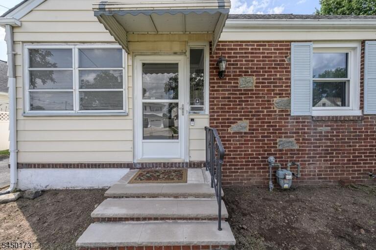 Property listing MLS 4043858 photo 2