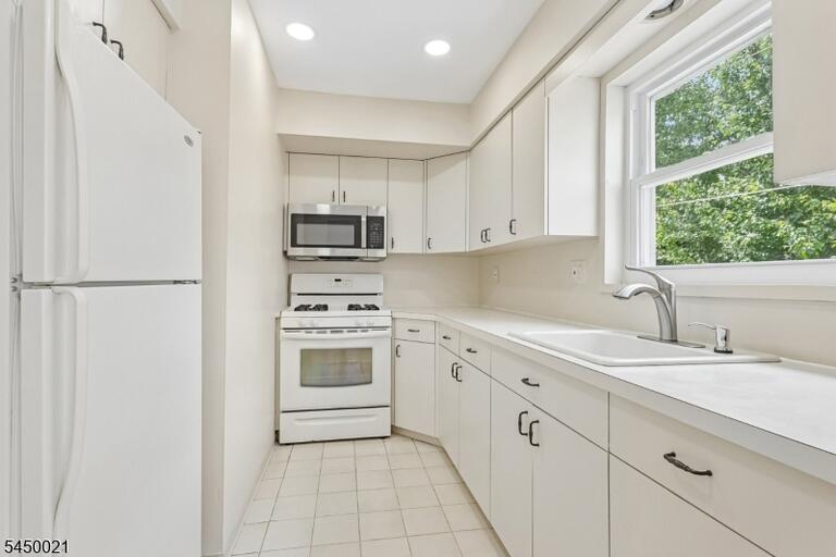 Property listing MLS 4044220 photo 3
