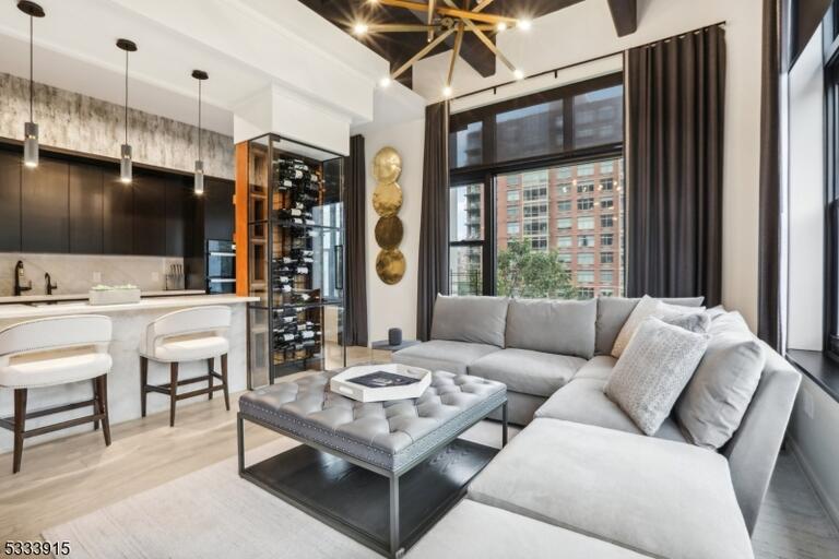 Property listing MLS 4045900 photo 4