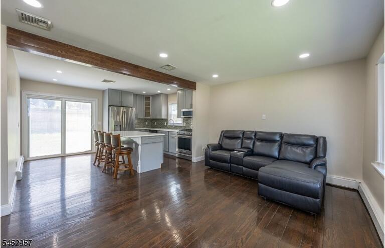 Property listing MLS 4046060 photo 8