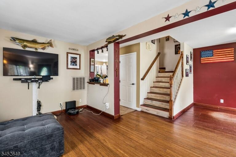 Property listing MLS 4046148 photo 3