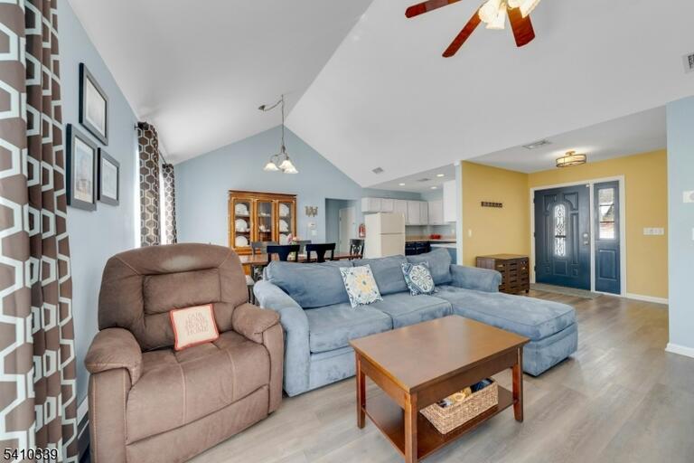 Property listing MLS 4046343 photo 11