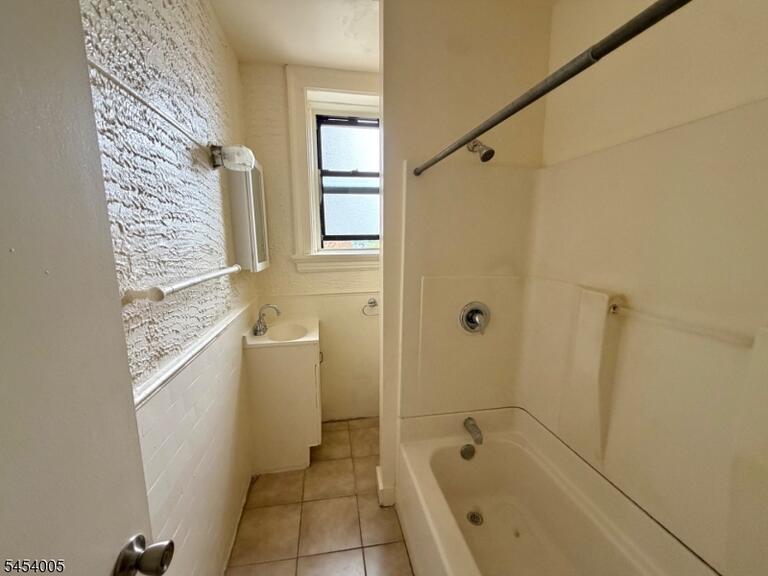 Property listing MLS 4047007 photo 3
