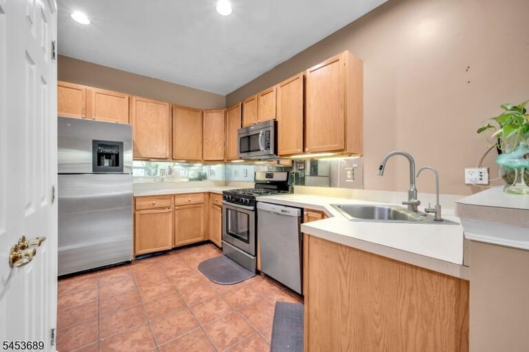Property listing MLS 4047086 photo 2
