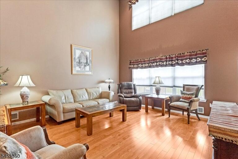 Property listing MLS 4047273 photo 3