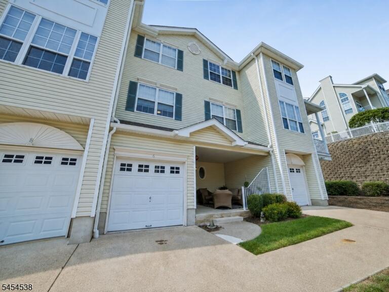 Property listing MLS 4047445 photo 1