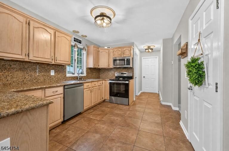 Property listing MLS 4047655 photo 11