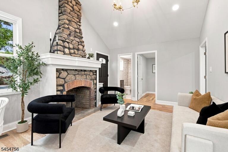 Property listing MLS 4047729 photo 4