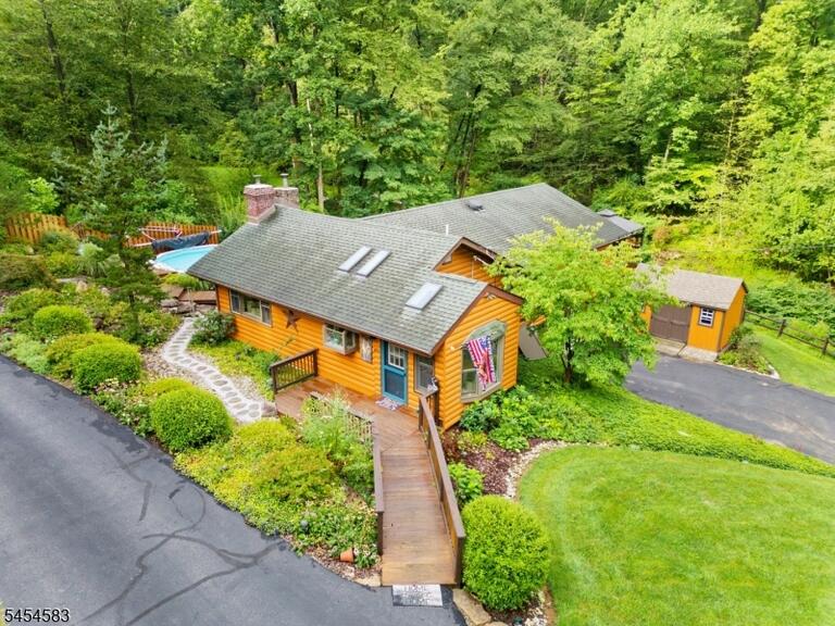 Property listing MLS 4047733 photo 2