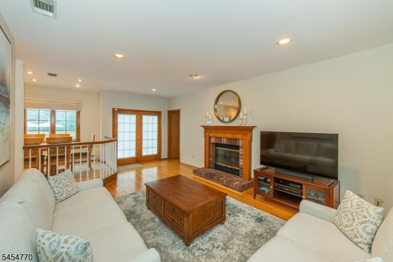 Property listing MLS 4047734 photo 9