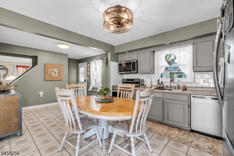 Property listing MLS 4048017 photo 6