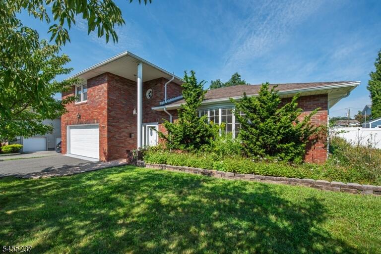 Property listing MLS 4048031 photo 1
