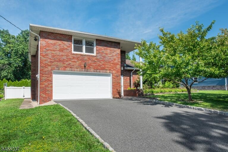 Property listing MLS 4048031 photo 2