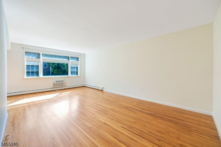 Property listing MLS 4048046 photo 3