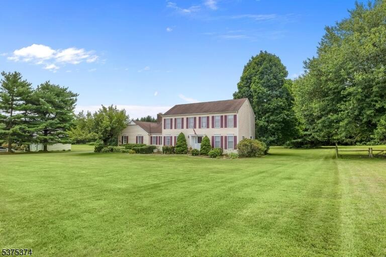 Property listing MLS 4048049 photo 2