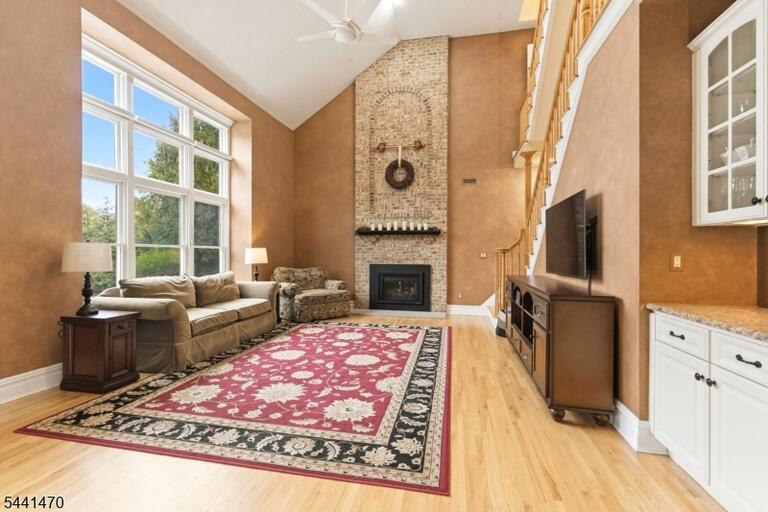 Property listing MLS 4048059 photo 2
