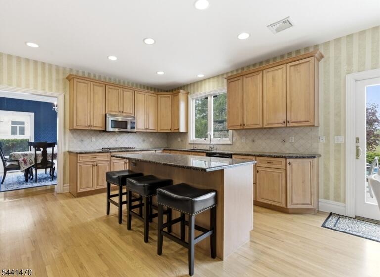 Property listing MLS 4048059 photo 3