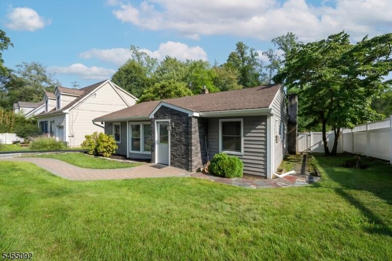 Property listing MLS 4048083 photo 2