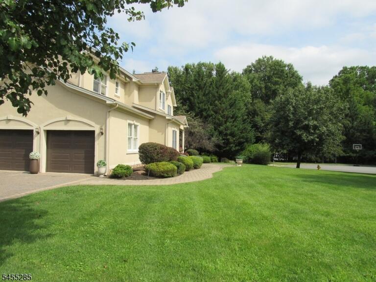 Property listing MLS 4048086 photo 2