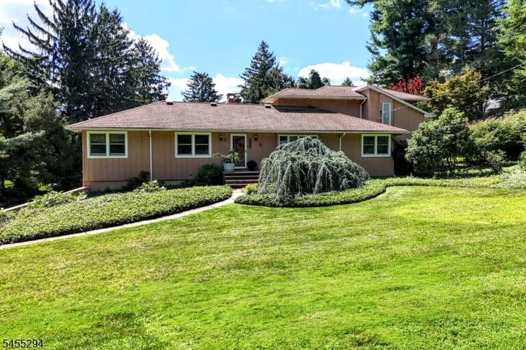 Property listing MLS 4048102 photo 2