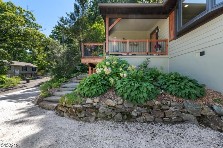 Property listing MLS 4048116 photo 2