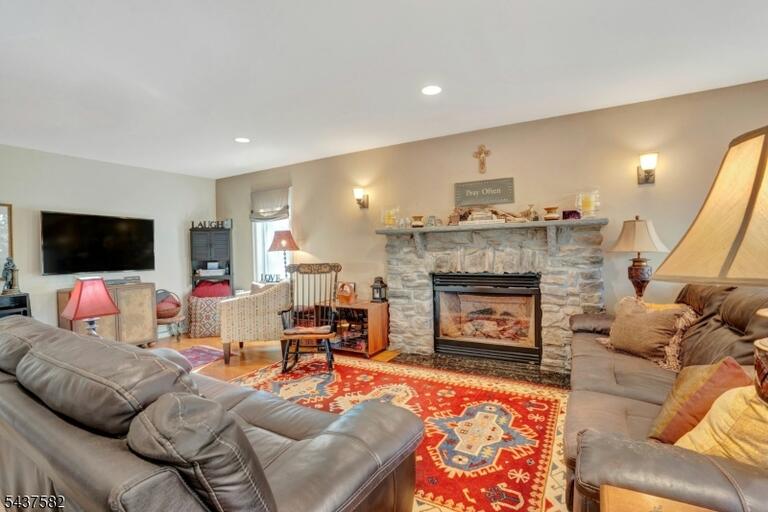 Property listing MLS 4048132 photo 18