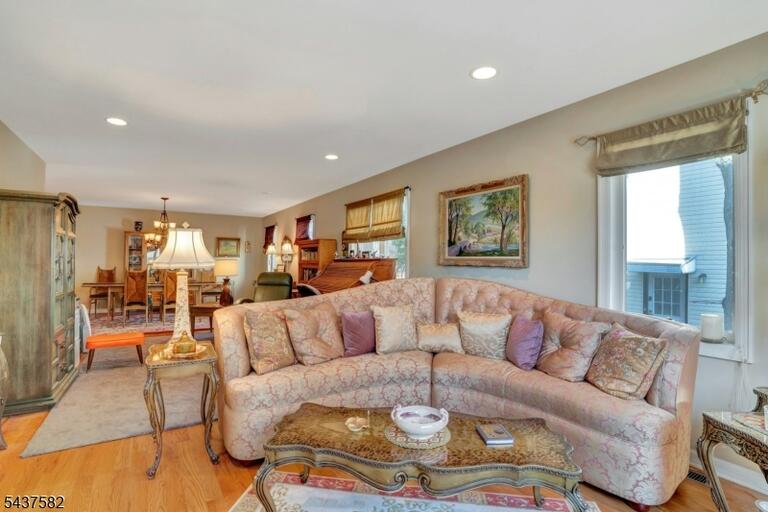 Property listing MLS 4048132 photo 9