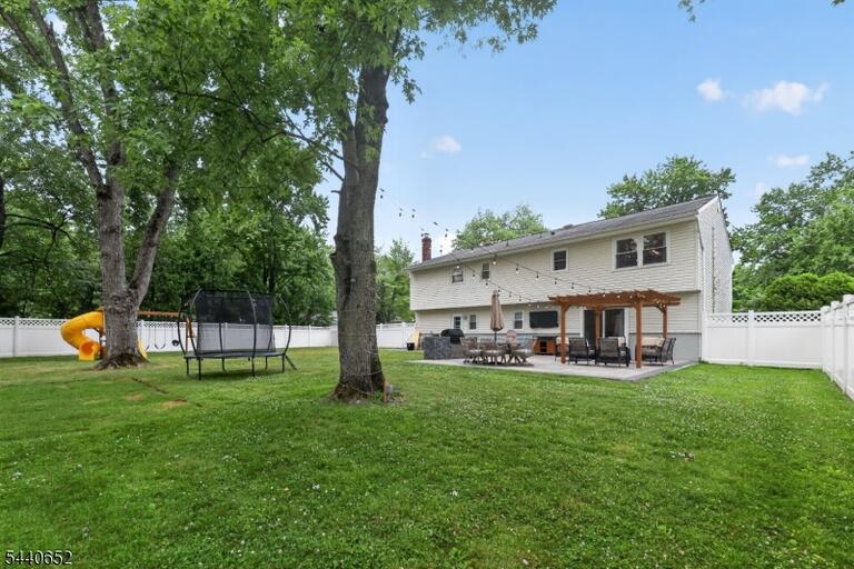 Property listing MLS 4048140 photo 2