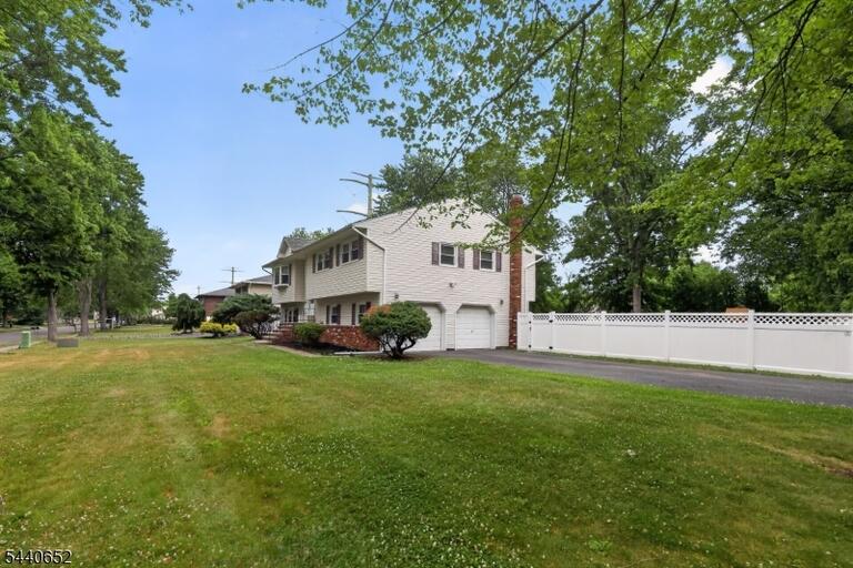 Property listing MLS 4048140 photo 3