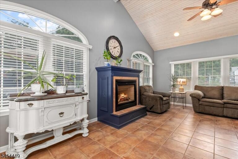 Property listing MLS 4048165 photo 22