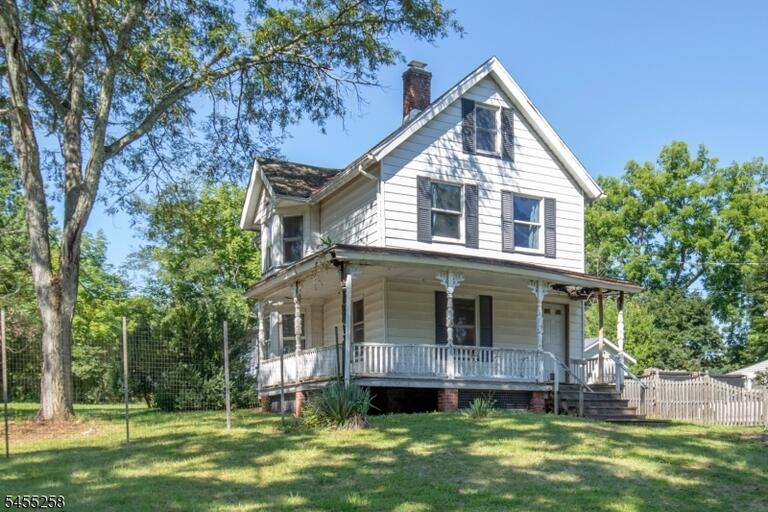 Property listing MLS 4048237 photo 2