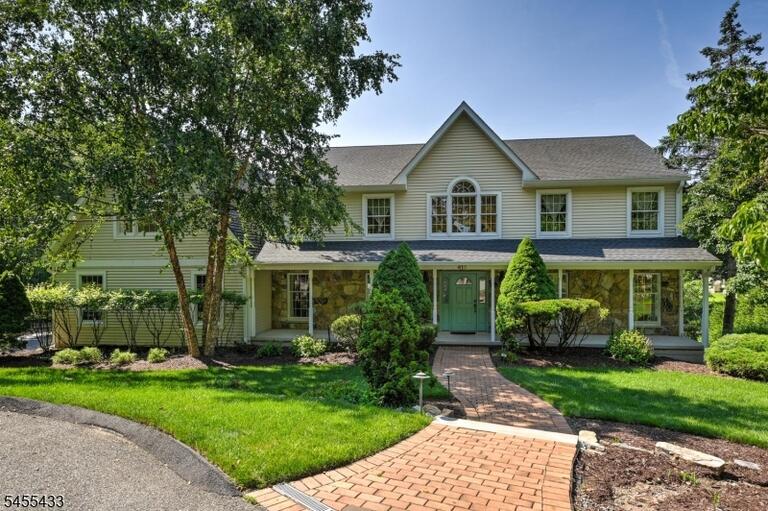 Property listing MLS 4048240 photo 1