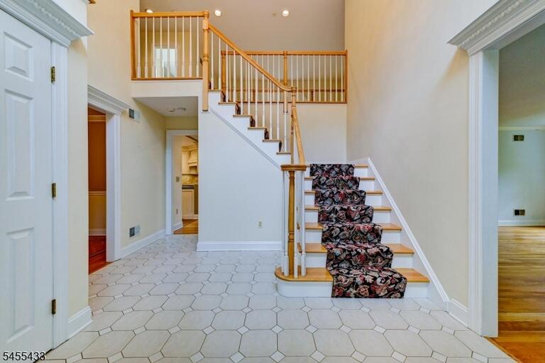 Property listing MLS 4048240 photo 4