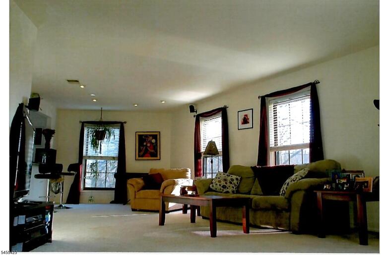 Property listing MLS 4048252 photo 4