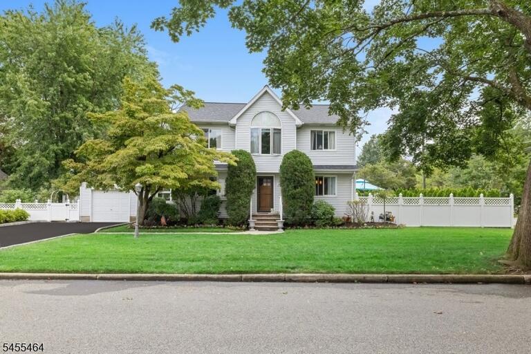 Property listing MLS 4048271 photo 2